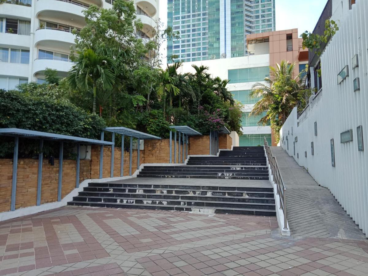 Baan Sathorn Riverfront 방콕 외부 사진